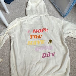 “I hope you have a good day” hoodie from the online shop Olivelynn.